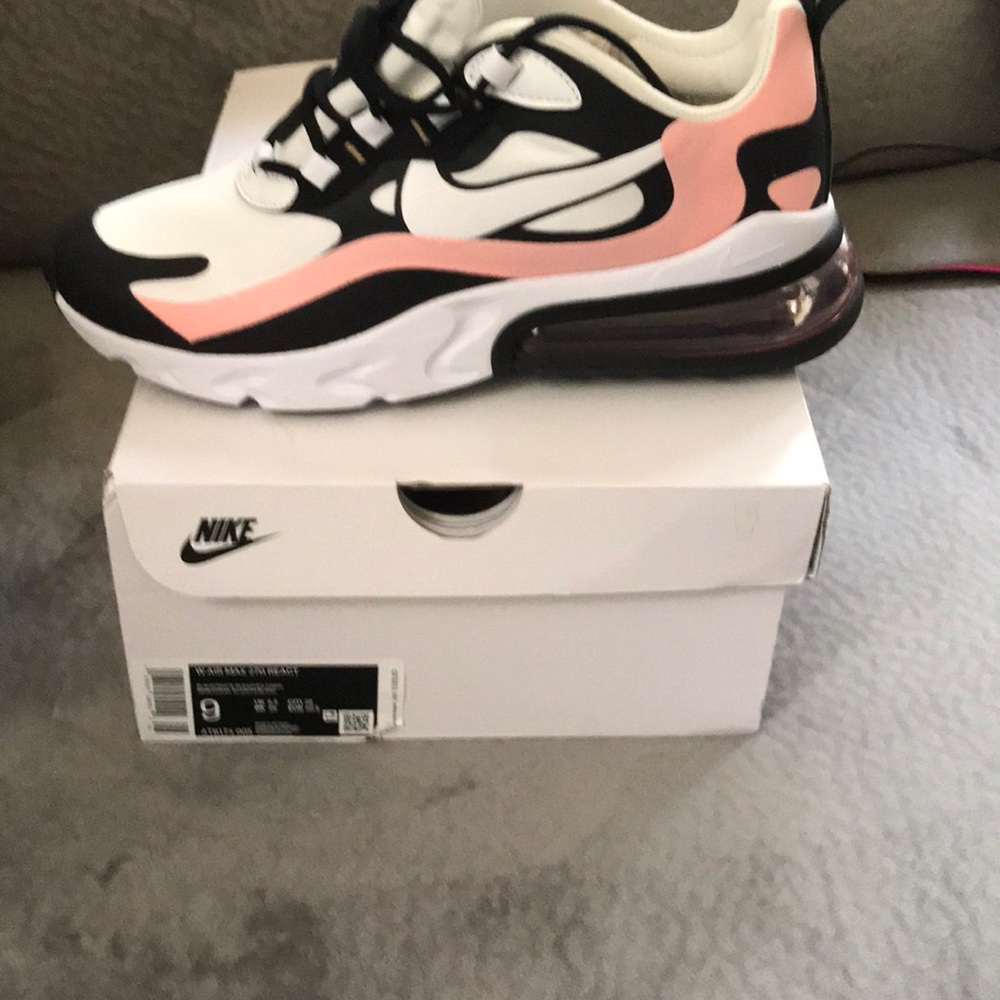 Tennis shoes